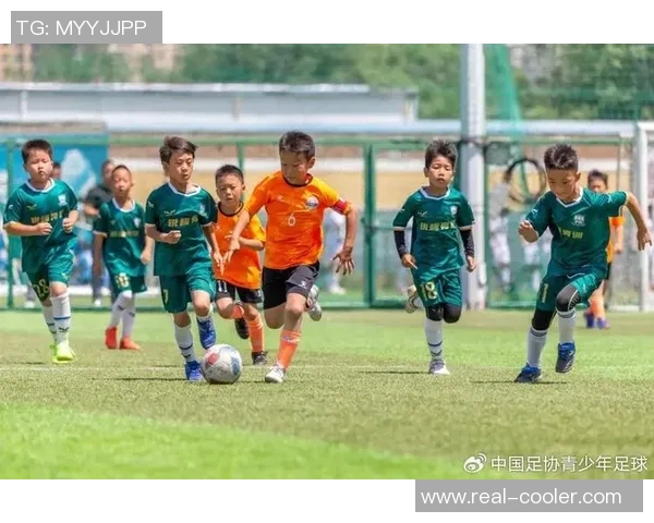 足球明星的孩子们齐聚球场展现天赋踢球的精彩瞬间