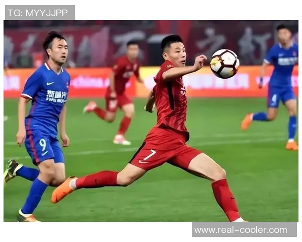 25号足球明星身穿绿色衣服展现独特风格引发球迷热议