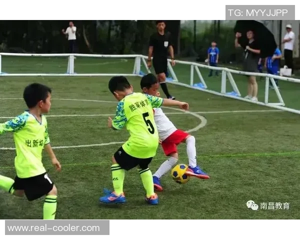 真实瞬间足球明星接球精彩瞬间尽在眼前让我们一起感受激情与魅力