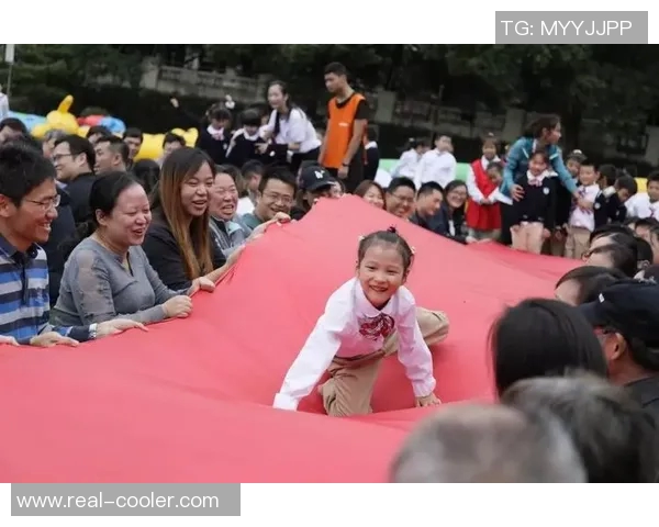 足球明星携手儿童共庆节日传递快乐与梦想的温暖时刻