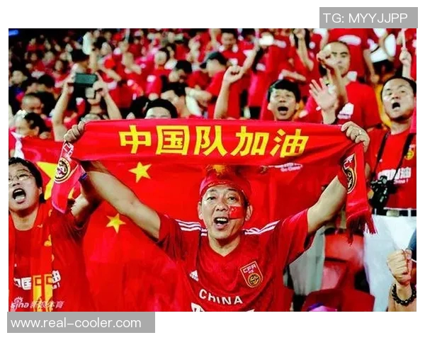 中国足球迷热情不减为国足呐喊助威共同期待足球崛起的美好未来